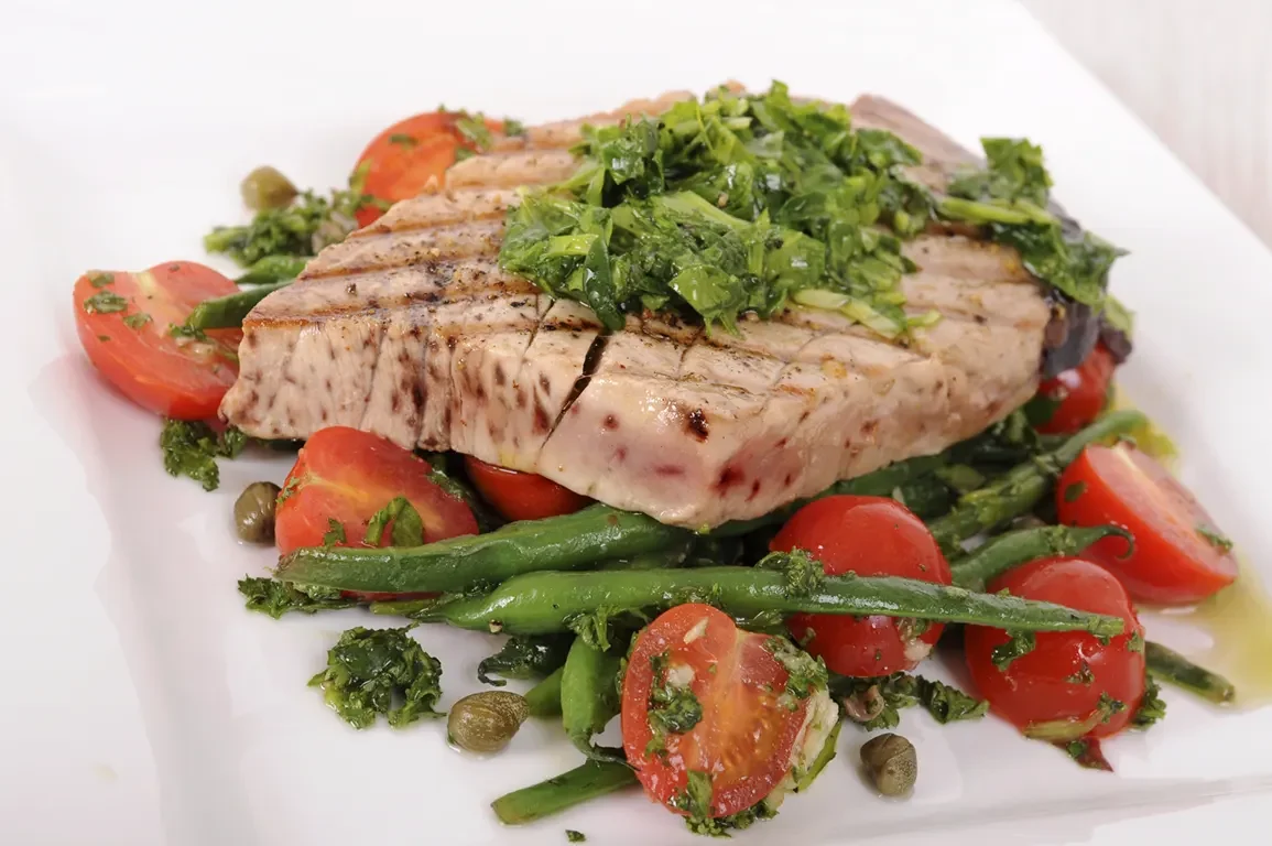 grilled-tuna-steak-with-green-beans-cherry-tomatoes